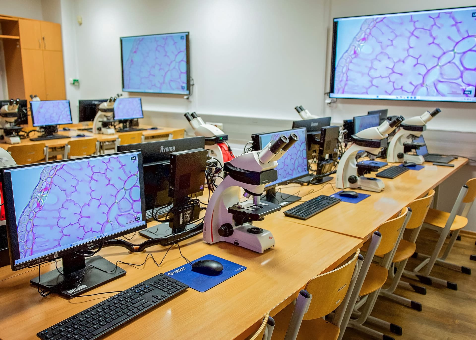 Microscopy lab Warsaw – lecturer and students